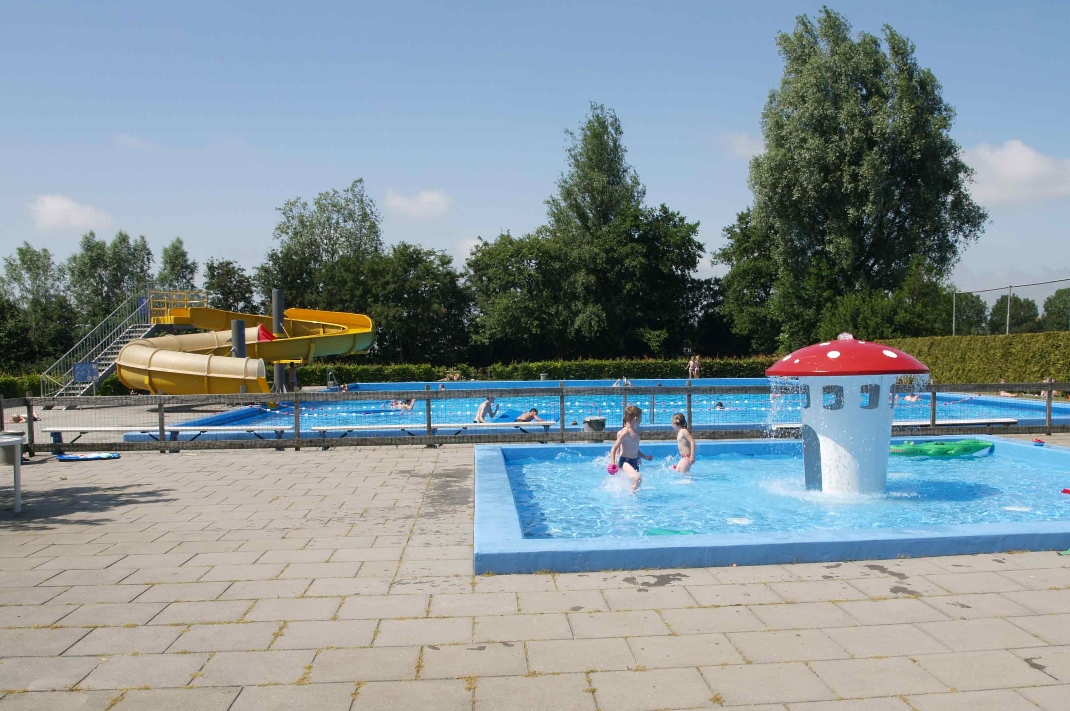 zwembad de blauwe kamp