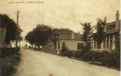 De hervormde School en de gereformeerde school aan de straatweg.